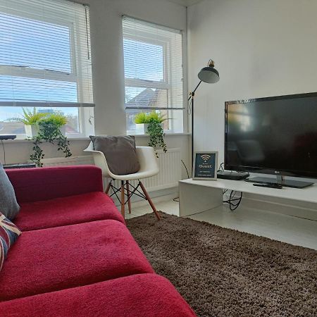 2 Bed Functional House Close To Manor Park Train Station Londra Exterior foto