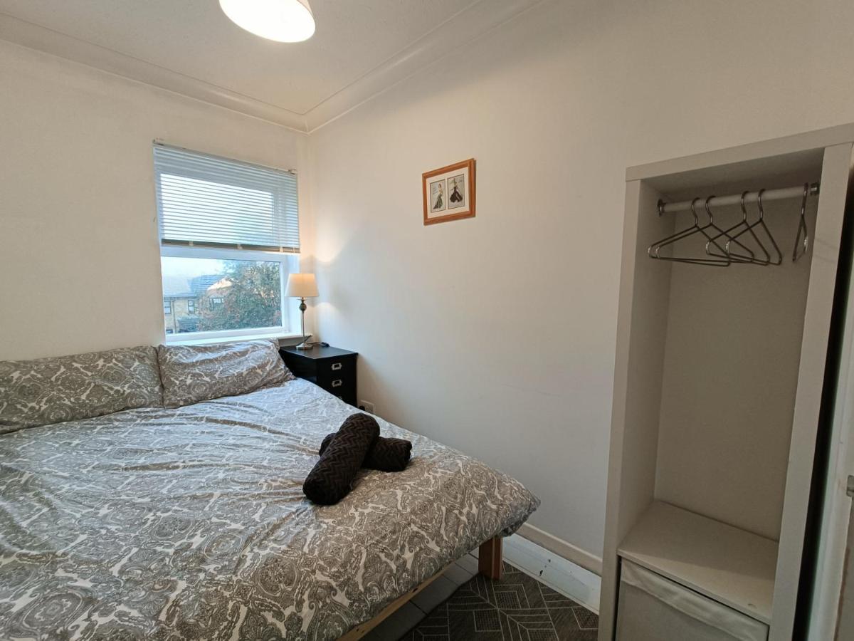 2 Bed Functional House Close To Manor Park Train Station Londra Exterior foto