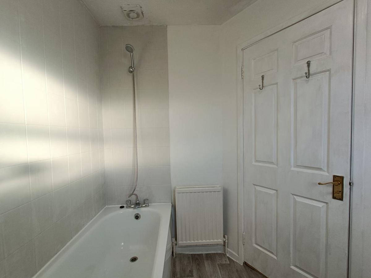 2 Bed Functional House Close To Manor Park Train Station Londra Exterior foto