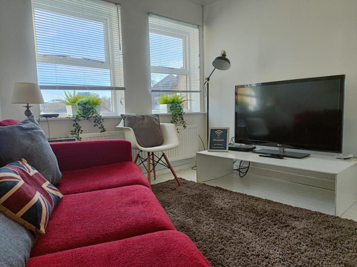 2 Bed Functional House Close To Manor Park Train Station Londra Exterior foto