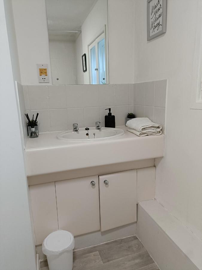 2 Bed Functional House Close To Manor Park Train Station Londra Exterior foto